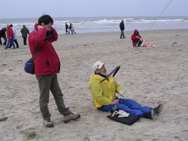 Jean fait le sac de sable pour tenir le gros porteur